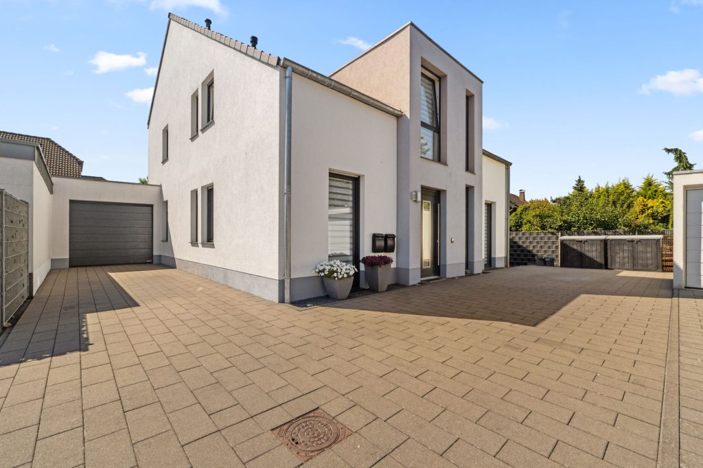 Gütelhöfer Immobilien - Immobilienangebot - Bergheim - Alle - Neuwertig und bezugsfrei! Großzügige 3-Zimmer-Obergeschoss-Wohnung mit Einbauküche und Balkon