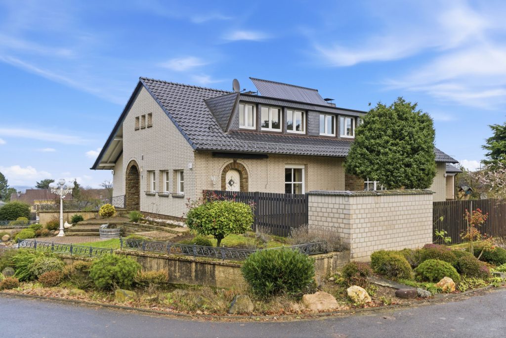 Gütelhöfer Immobilien - Immobilienangebot - Rheinbach / Todenfeld - Alle - Exklusives Anwesen mit Innenpool und Weitblick über die Voreifel auf einem 1.786m² Traumgrundstück!