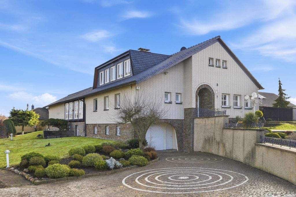 Gütelhöfer Immobilien - Immobilienangebot - Rheinbach / Todenfeld - Alle - Exklusives Anwesen mit Innenpool und Weitblick über die Voreifel auf einem 1.786m² Traumgrundstück!