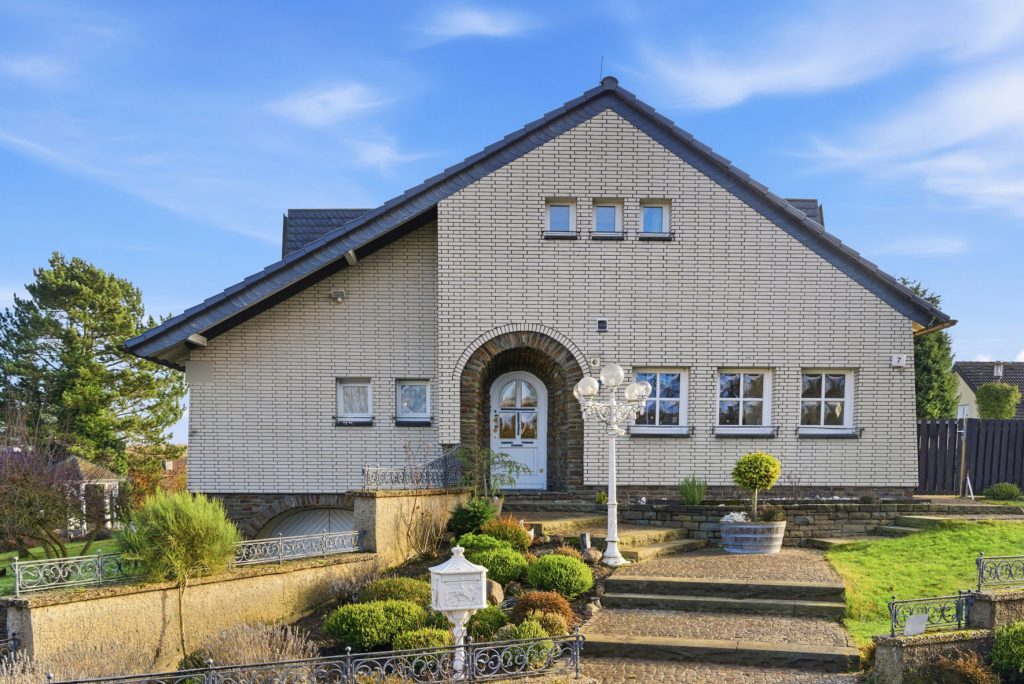 Gütelhöfer Immobilien - Immobilienangebot - Rheinbach / Todenfeld - Alle - Exklusives Anwesen mit Innenpool und Weitblick über die Voreifel auf einem 1.786m² Traumgrundstück!
