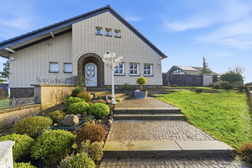 Gütelhöfer Immobilien - Immobilienangebot - Rheinbach / Todenfeld - Alle - Exklusives Anwesen mit Innenpool und Weitblick über die Voreifel auf einem 1.786m² Traumgrundstück!