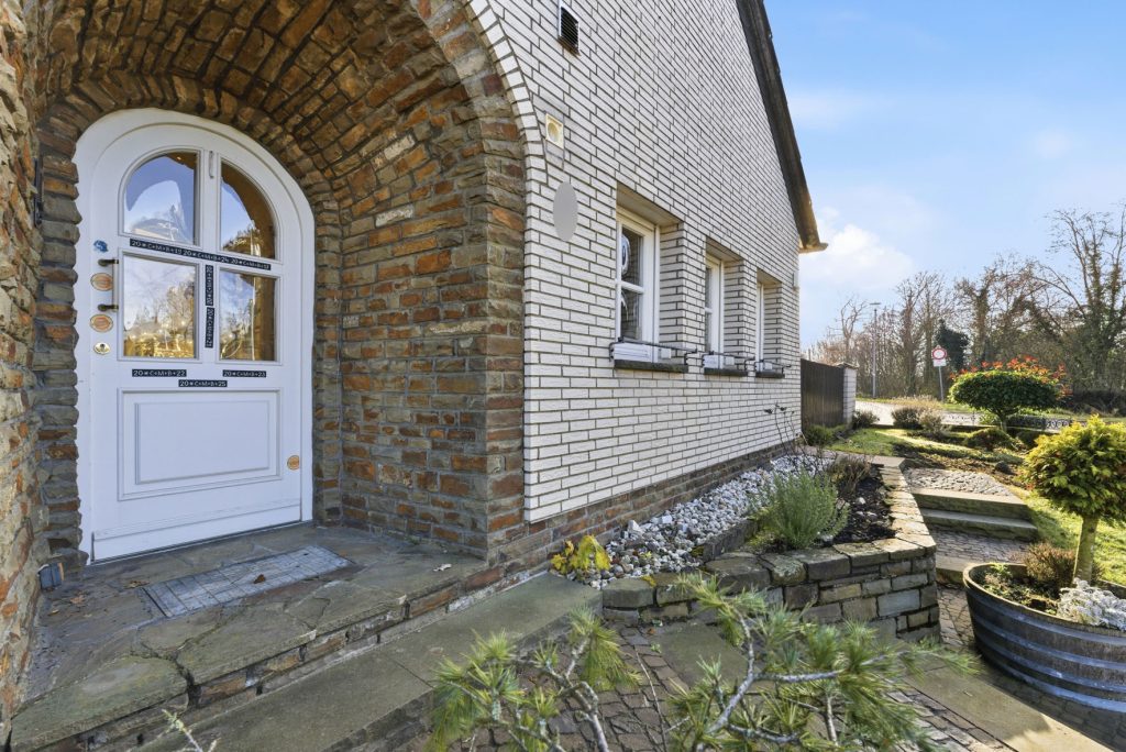Gütelhöfer Immobilien - Immobilienangebot - Rheinbach / Todenfeld - Alle - Exklusives Anwesen mit Innenpool und Weitblick über die Voreifel auf einem 1.786m² Traumgrundstück!