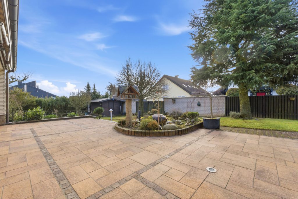 Gütelhöfer Immobilien - Immobilienangebot - Rheinbach / Todenfeld - Alle - Exklusives Anwesen mit Innenpool und Weitblick über die Voreifel auf einem 1.786m² Traumgrundstück!