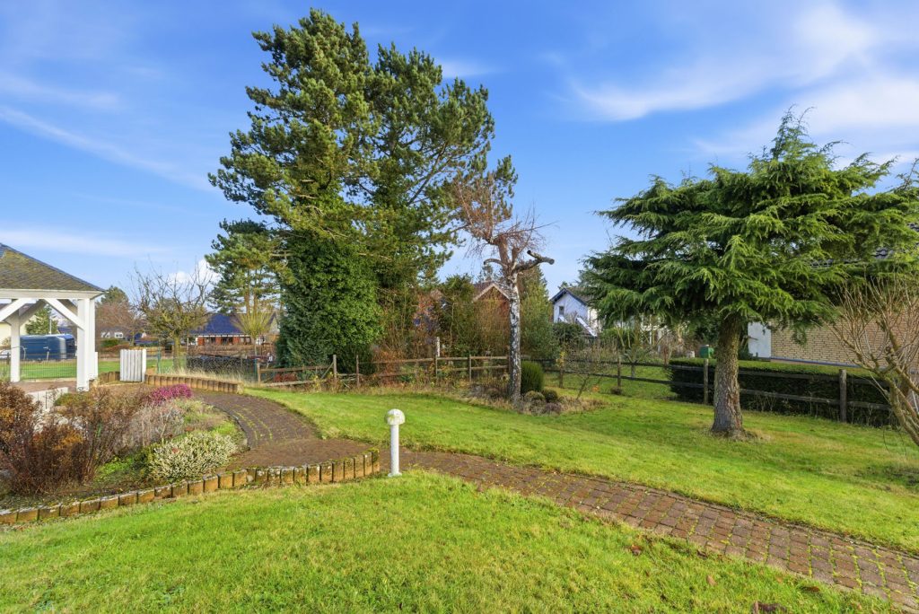 Gütelhöfer Immobilien - Immobilienangebot - Rheinbach / Todenfeld - Alle - Exklusives Anwesen mit Innenpool und Weitblick über die Voreifel auf einem 1.786m² Traumgrundstück!