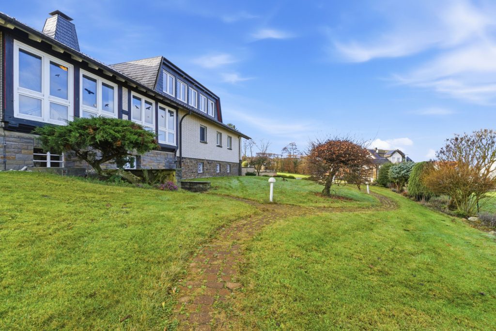 Gütelhöfer Immobilien - Immobilienangebot - Rheinbach / Todenfeld - Alle - Exklusives Anwesen mit Innenpool und Weitblick über die Voreifel auf einem 1.786m² Traumgrundstück!