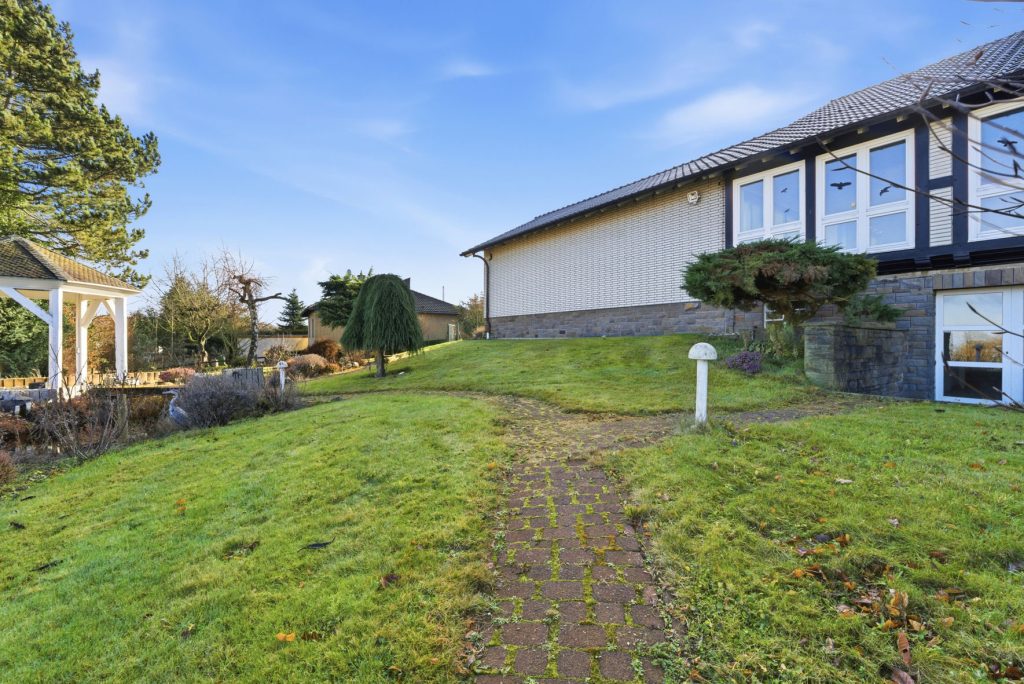 Gütelhöfer Immobilien - Immobilienangebot - Rheinbach / Todenfeld - Alle - Exklusives Anwesen mit Innenpool und Weitblick über die Voreifel auf einem 1.786m² Traumgrundstück!
