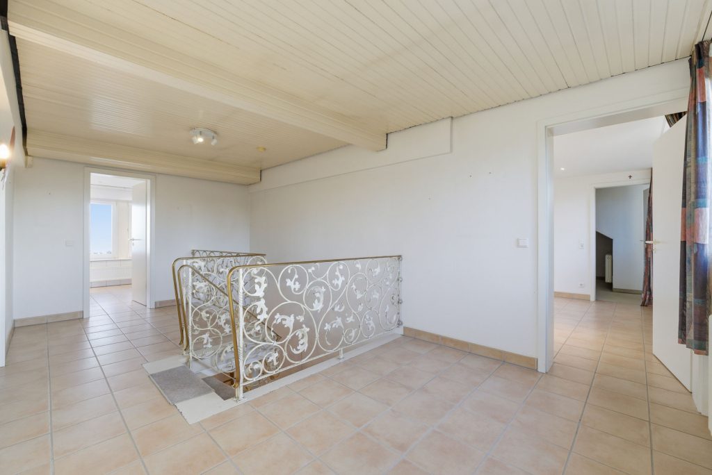 Gütelhöfer Immobilien - Immobilienangebot - Rheinbach / Todenfeld - Alle - Exklusives Anwesen mit Innenpool und Weitblick über die Voreifel auf einem 1.786m² Traumgrundstück!