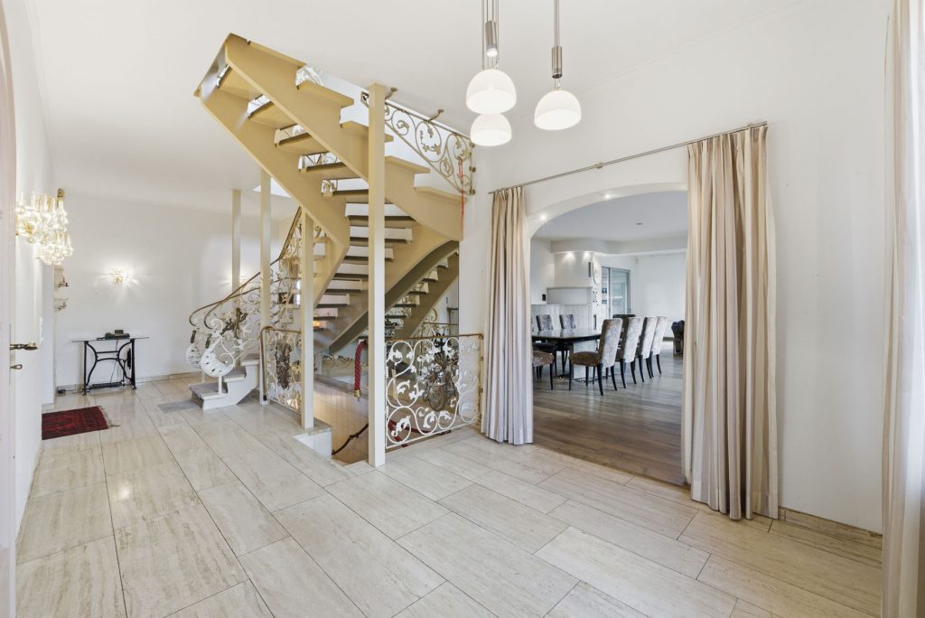 Gütelhöfer Immobilien - Immobilienangebot - Rheinbach / Todenfeld - Alle - Exklusives Anwesen mit Innenpool und Weitblick über die Voreifel auf einem 1.786m² Traumgrundstück!