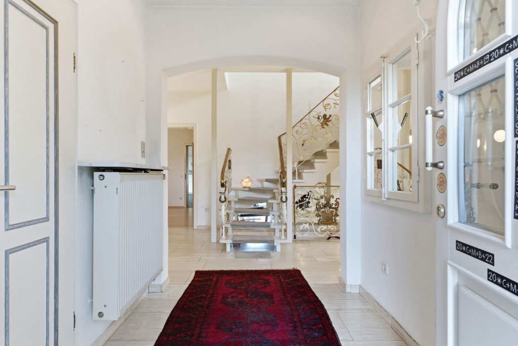 Gütelhöfer Immobilien - Immobilienangebot - Rheinbach / Todenfeld - Alle - Exklusives Anwesen mit Innenpool und Weitblick über die Voreifel auf einem 1.786m² Traumgrundstück!