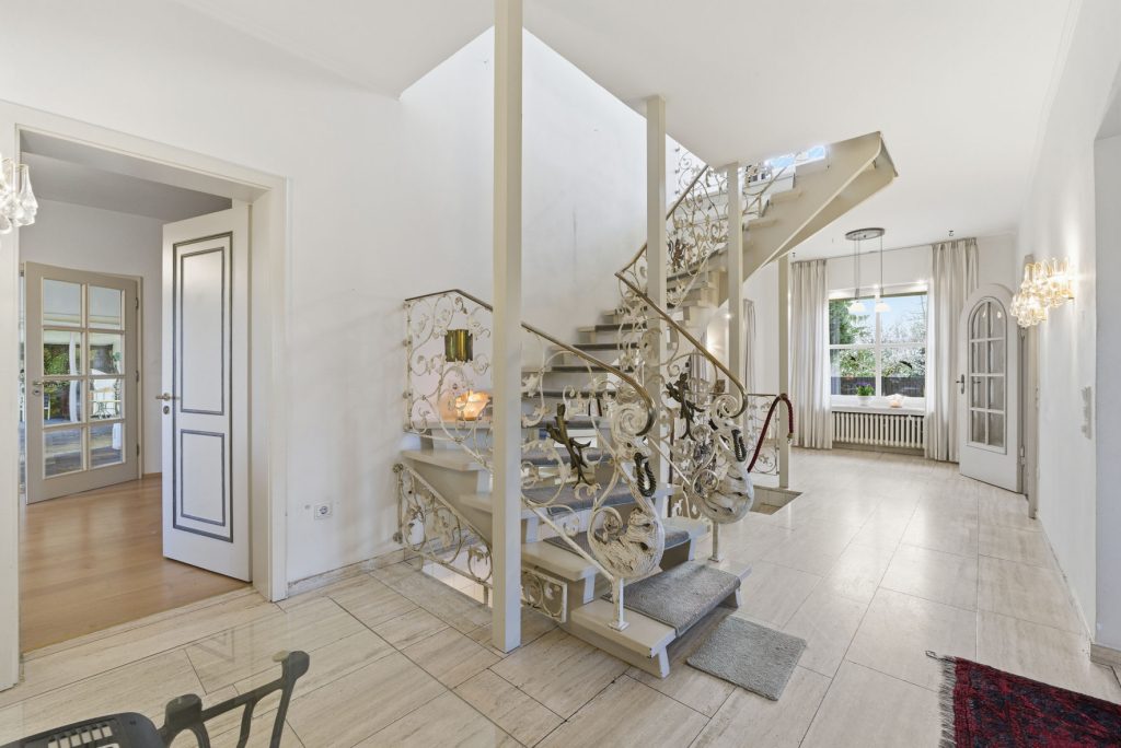 Gütelhöfer Immobilien - Immobilienangebot - Rheinbach / Todenfeld - Alle - Exklusives Anwesen mit Innenpool und Weitblick über die Voreifel auf einem 1.786m² Traumgrundstück!