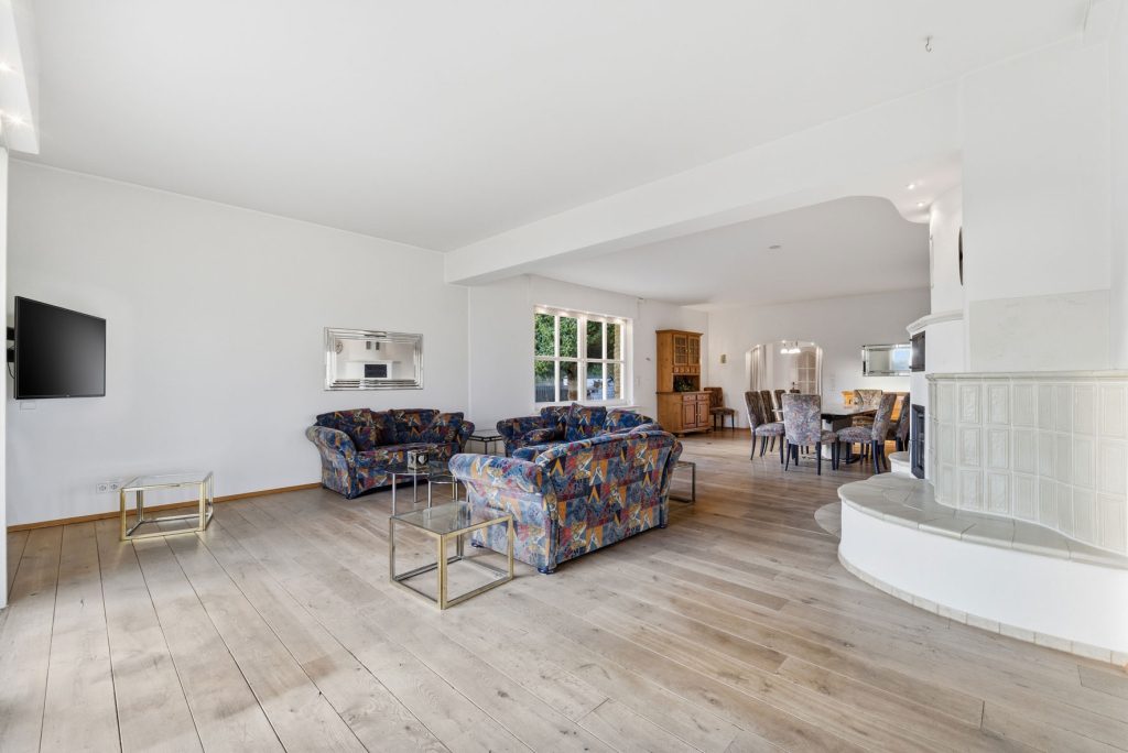 Gütelhöfer Immobilien - Immobilienangebot - Rheinbach / Todenfeld - Alle - Exklusives Anwesen mit Innenpool und Weitblick über die Voreifel auf einem 1.786m² Traumgrundstück!