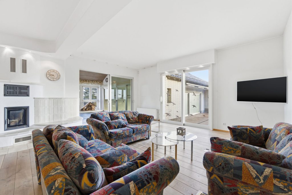 Gütelhöfer Immobilien - Immobilienangebot - Rheinbach / Todenfeld - Alle - Exklusives Anwesen mit Innenpool und Weitblick über die Voreifel auf einem 1.786m² Traumgrundstück!