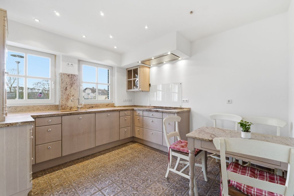 Gütelhöfer Immobilien - Immobilienangebot - Rheinbach / Todenfeld - Alle - Exklusives Anwesen mit Innenpool und Weitblick über die Voreifel auf einem 1.786m² Traumgrundstück!