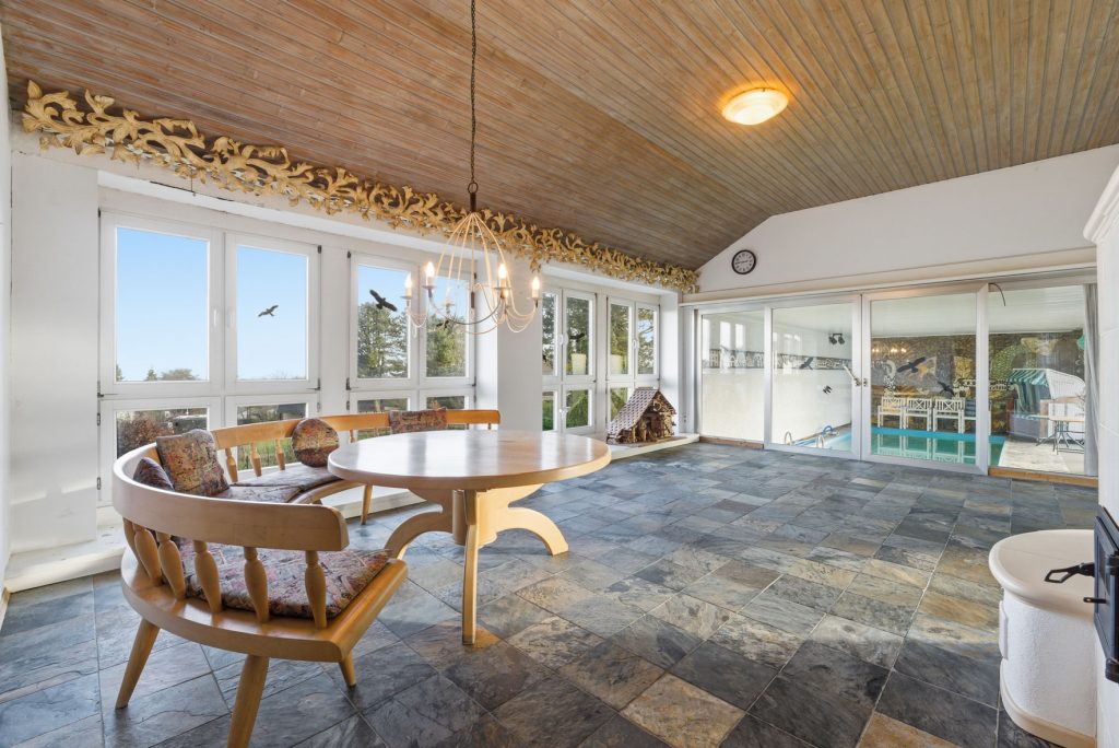 Gütelhöfer Immobilien - Immobilienangebot - Rheinbach / Todenfeld - Alle - Exklusives Anwesen mit Innenpool und Weitblick über die Voreifel auf einem 1.786m² Traumgrundstück!