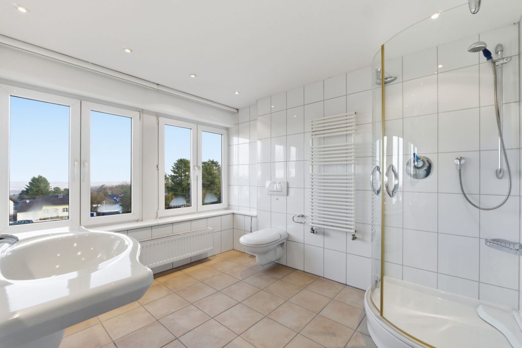 Gütelhöfer Immobilien - Immobilienangebot - Rheinbach / Todenfeld - Alle - Exklusives Anwesen mit Innenpool und Weitblick über die Voreifel auf einem 1.786m² Traumgrundstück!