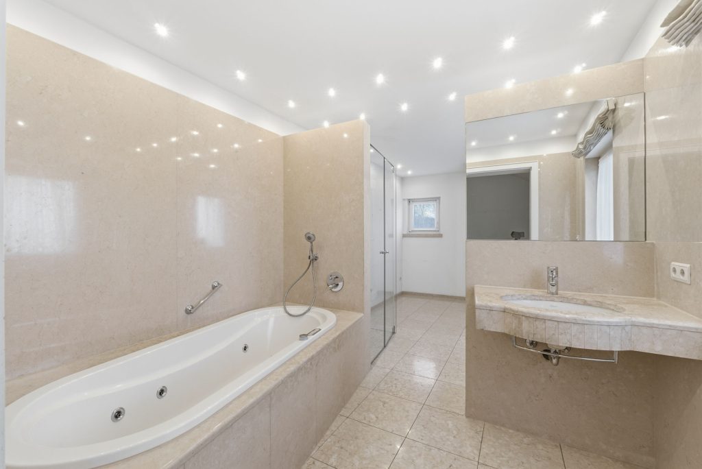 Gütelhöfer Immobilien - Immobilienangebot - Rheinbach / Todenfeld - Alle - Exklusives Anwesen mit Innenpool und Weitblick über die Voreifel auf einem 1.786m² Traumgrundstück!