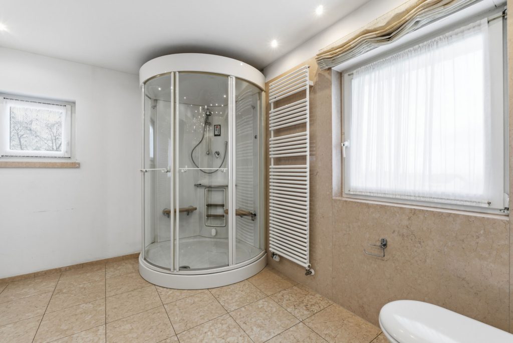 Gütelhöfer Immobilien - Immobilienangebot - Rheinbach / Todenfeld - Alle - Exklusives Anwesen mit Innenpool und Weitblick über die Voreifel auf einem 1.786m² Traumgrundstück!