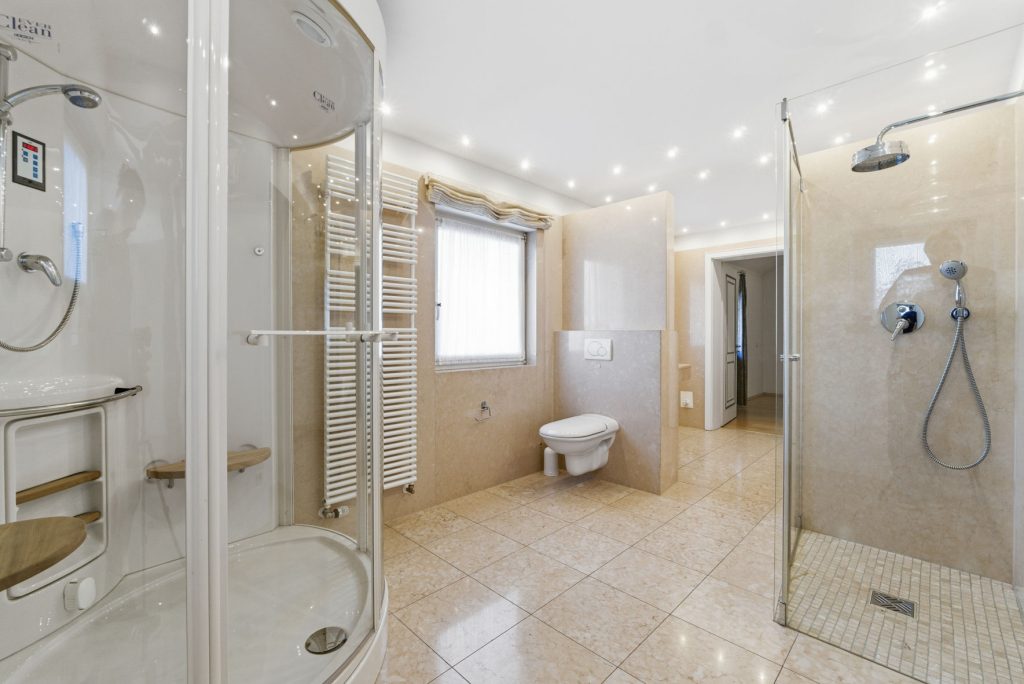 Gütelhöfer Immobilien - Immobilienangebot - Rheinbach / Todenfeld - Alle - Exklusives Anwesen mit Innenpool und Weitblick über die Voreifel auf einem 1.786m² Traumgrundstück!