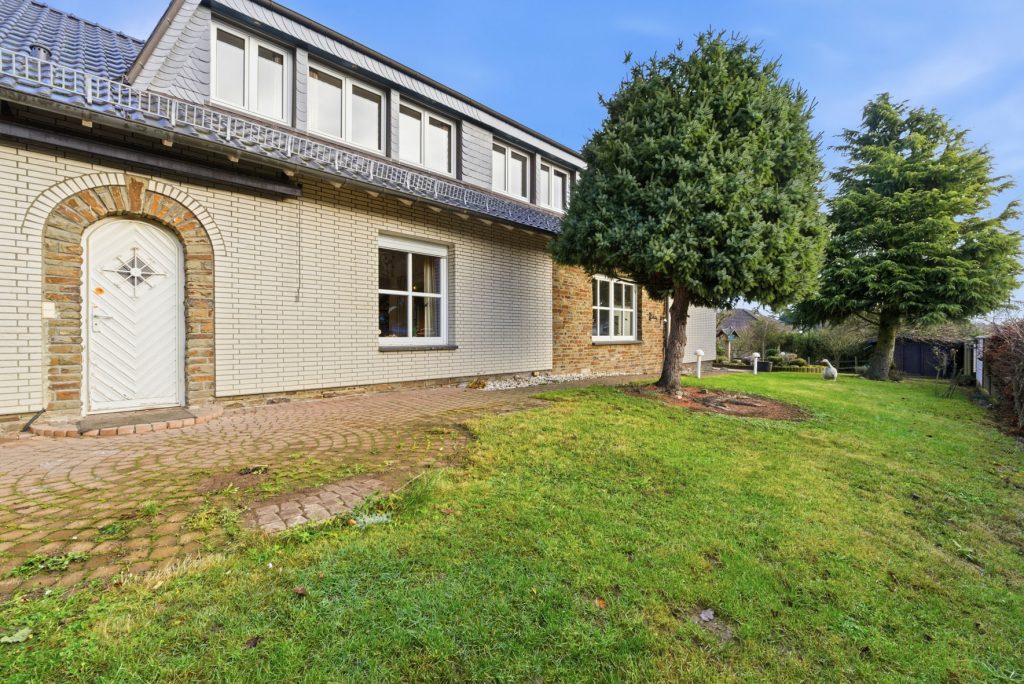 Gütelhöfer Immobilien - Immobilienangebot - Rheinbach / Todenfeld - Alle - Exklusives Anwesen mit Innenpool und Weitblick über die Voreifel auf einem 1.786m² Traumgrundstück!