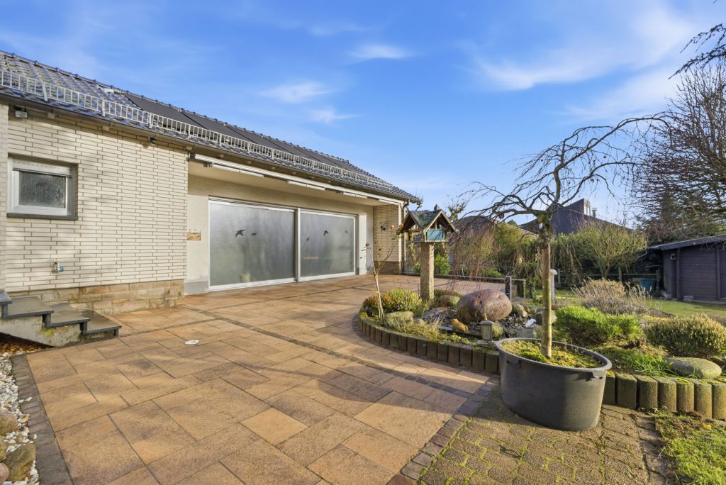 Gütelhöfer Immobilien - Immobilienangebot - Rheinbach / Todenfeld - Alle - Exklusives Anwesen mit Innenpool und Weitblick über die Voreifel auf einem 1.786m² Traumgrundstück!