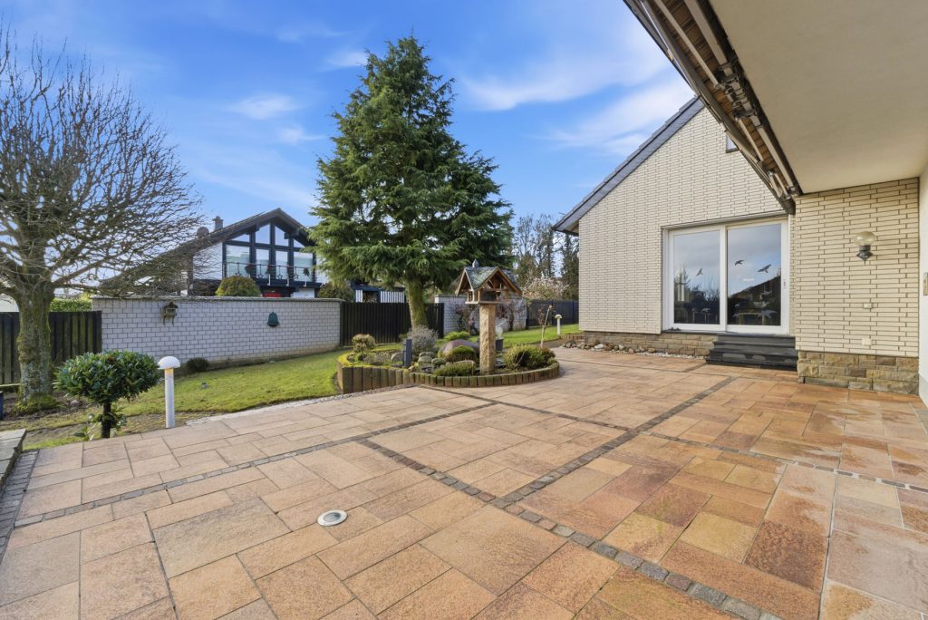 Gütelhöfer Immobilien - Immobilienangebot - Rheinbach / Todenfeld - Alle - Exklusives Anwesen mit Innenpool und Weitblick über die Voreifel auf einem 1.786m² Traumgrundstück!