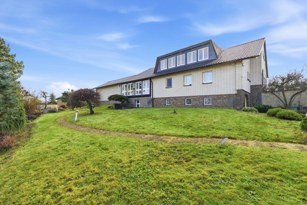 Gütelhöfer Immobilien - Immobilienangebot - Rheinbach / Todenfeld - Alle - Exklusives Anwesen mit Innenpool und Weitblick über die Voreifel auf einem 1.786m² Traumgrundstück!