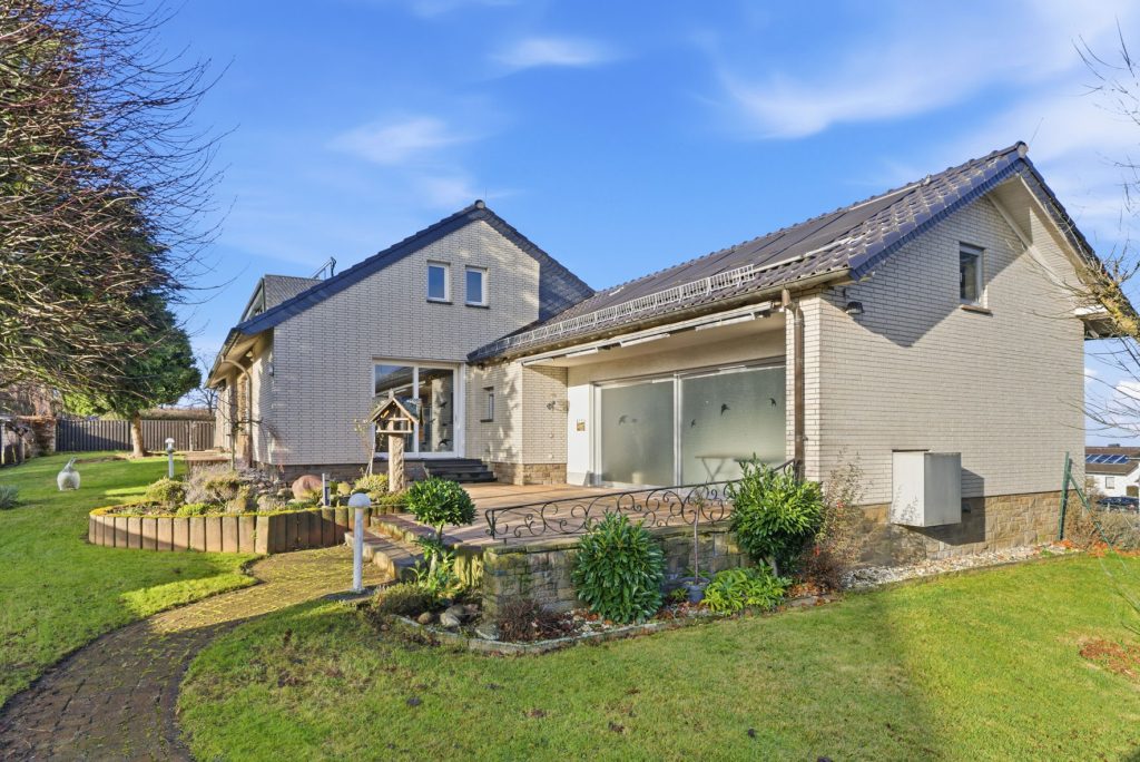 Gütelhöfer Immobilien - Immobilienangebot - Rheinbach / Todenfeld - Alle - Exklusives Anwesen mit Innenpool und Weitblick über die Voreifel auf einem 1.786m² Traumgrundstück!