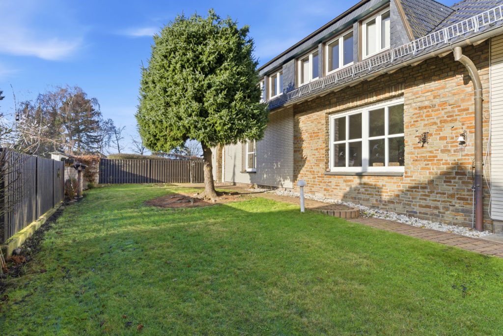 Gütelhöfer Immobilien - Immobilienangebot - Rheinbach / Todenfeld - Alle - Exklusives Anwesen mit Innenpool und Weitblick über die Voreifel auf einem 1.786m² Traumgrundstück!