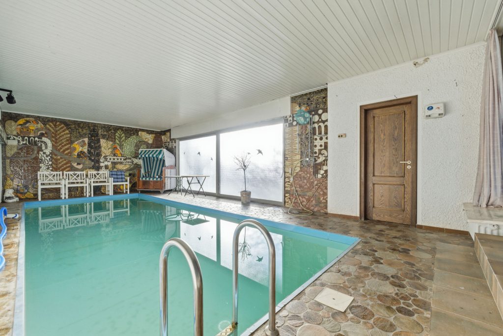 Gütelhöfer Immobilien - Immobilienangebot - Rheinbach / Todenfeld - Alle - Exklusives Anwesen mit Innenpool und Weitblick über die Voreifel auf einem 1.786m² Traumgrundstück!