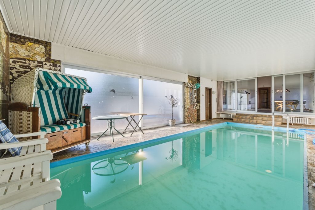 Gütelhöfer Immobilien - Immobilienangebot - Rheinbach / Todenfeld - Alle - Exklusives Anwesen mit Innenpool und Weitblick über die Voreifel auf einem 1.786m² Traumgrundstück!