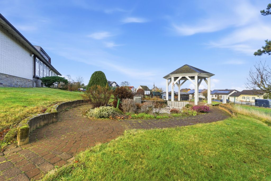 Gütelhöfer Immobilien - Immobilienangebot - Rheinbach / Todenfeld - Alle - Exklusives Anwesen mit Innenpool und Weitblick über die Voreifel auf einem 1.786m² Traumgrundstück!