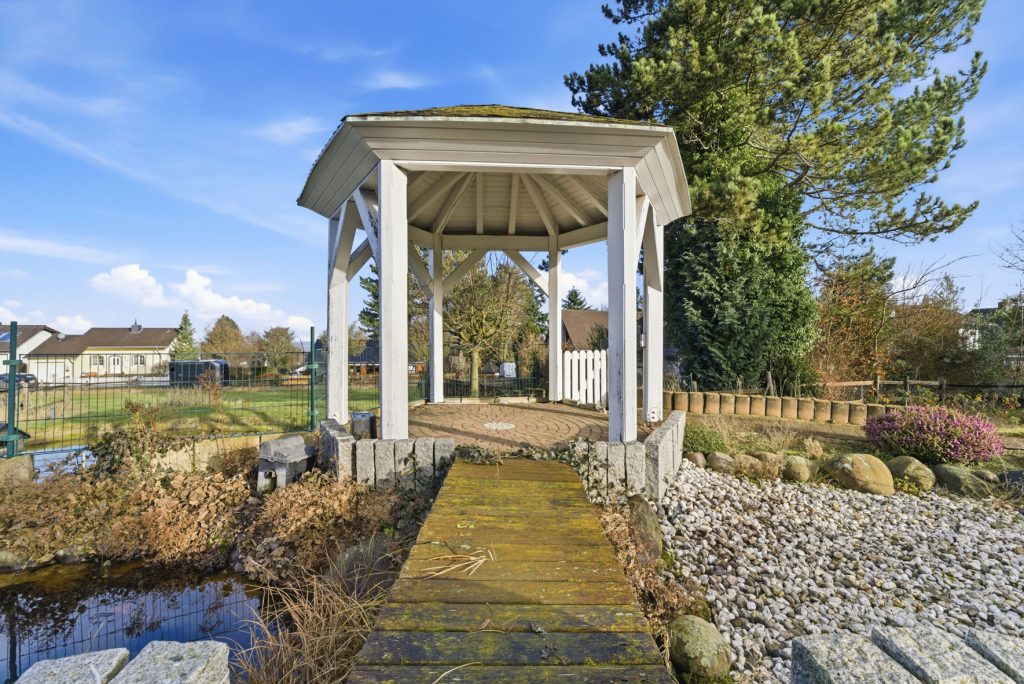 Gütelhöfer Immobilien - Immobilienangebot - Rheinbach / Todenfeld - Alle - Exklusives Anwesen mit Innenpool und Weitblick über die Voreifel auf einem 1.786m² Traumgrundstück!