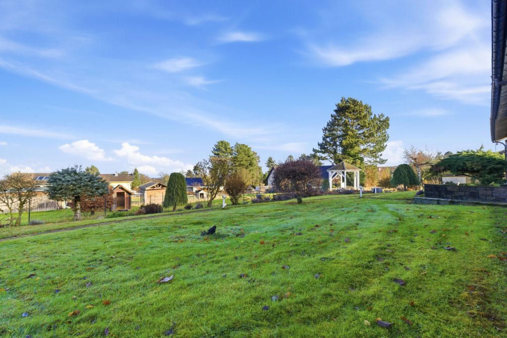 Gütelhöfer Immobilien - Immobilienangebot - Rheinbach / Todenfeld - Alle - Exklusives Anwesen mit Innenpool und Weitblick über die Voreifel auf einem 1.786m² Traumgrundstück!