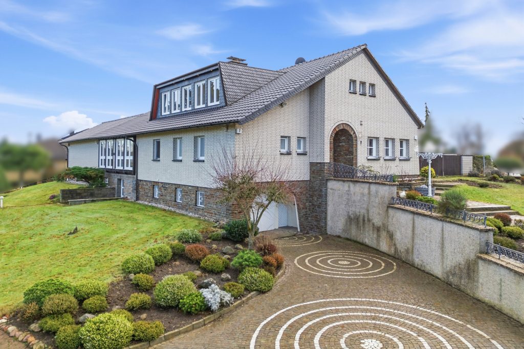 Gütelhöfer Immobilien - Immobilienangebot - Rheinbach / Todenfeld - Alle - Exklusives Anwesen mit Innenpool und Weitblick über die Voreifel auf einem 1.786m² Traumgrundstück!