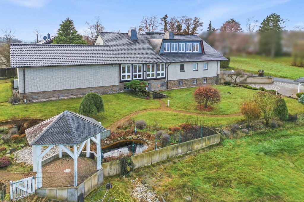 Gütelhöfer Immobilien - Immobilienangebot - Rheinbach / Todenfeld - Alle - Exklusives Anwesen mit Innenpool und Weitblick über die Voreifel auf einem 1.786m² Traumgrundstück!