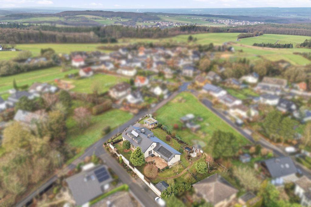 Gütelhöfer Immobilien - Immobilienangebot - Rheinbach / Todenfeld - Alle - Exklusives Anwesen mit Innenpool und Weitblick über die Voreifel auf einem 1.786m² Traumgrundstück!