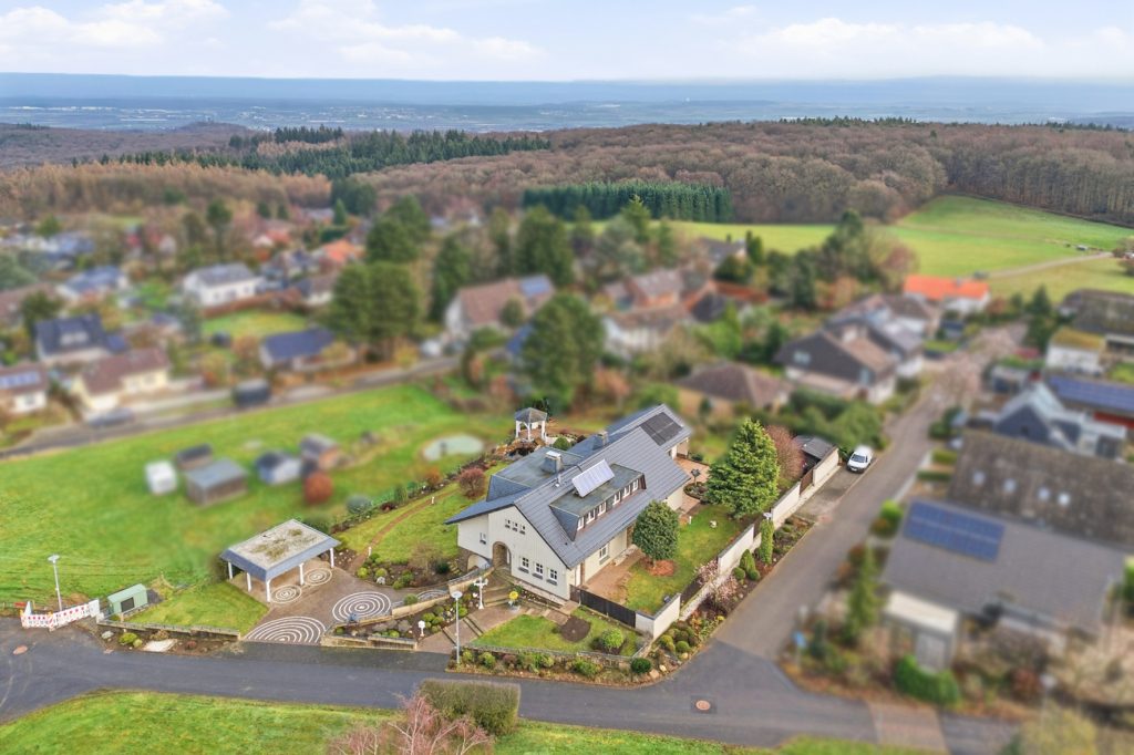 Gütelhöfer Immobilien - Immobilienangebot - Rheinbach / Todenfeld - Alle - Exklusives Anwesen mit Innenpool und Weitblick über die Voreifel auf einem 1.786m² Traumgrundstück!