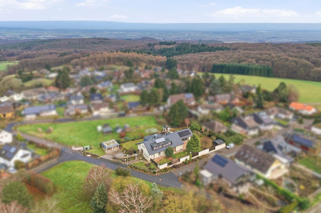 Gütelhöfer Immobilien - Immobilienangebot - Rheinbach / Todenfeld - Alle - Exklusives Anwesen mit Innenpool und Weitblick über die Voreifel auf einem 1.786m² Traumgrundstück!