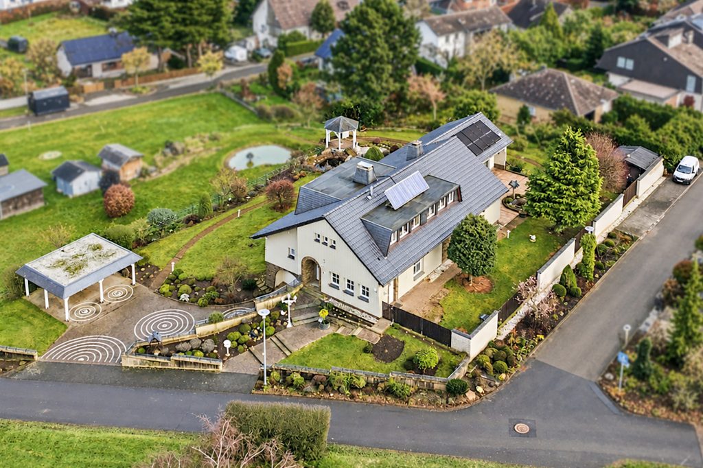 Gütelhöfer Immobilien - Immobilienangebot - Rheinbach / Todenfeld - Alle - Exklusives Anwesen mit Innenpool und Weitblick über die Voreifel auf einem 1.786m² Traumgrundstück!