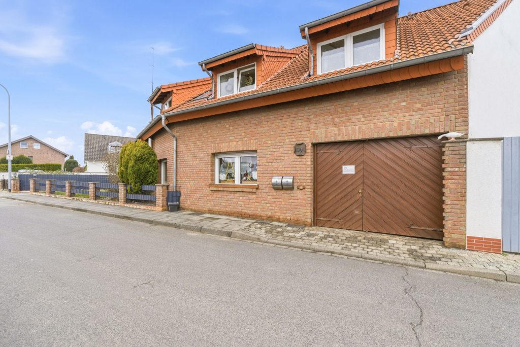 Gütelhöfer Immobilien - Immobilienangebot - Swisttal / Odendorf - Alle - Gebäudeensemble mit 3 Wohneinheiten und vielen Möglichkeiten auf 2.383 m² Grund in Odendorf