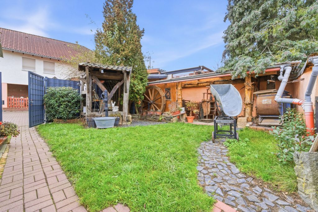 Gütelhöfer Immobilien - Immobilienangebot - Swisttal / Odendorf - Alle - Gebäudeensemble mit 3 Wohneinheiten und vielen Möglichkeiten auf 2.383 m² Grund in Odendorf