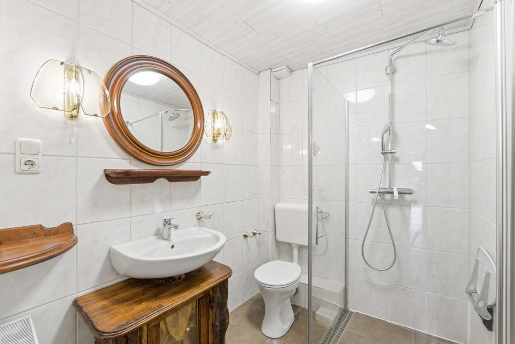 Gütelhöfer Immobilien - Immobilienangebot - Swisttal / Odendorf - Alle - Gebäudeensemble mit 3 Wohneinheiten und vielen Möglichkeiten auf 2.383 m² Grund in Odendorf