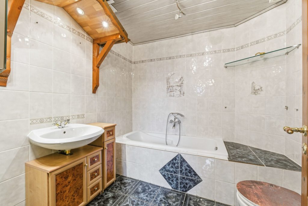Gütelhöfer Immobilien - Immobilienangebot - Swisttal / Odendorf - Alle - Gebäudeensemble mit 3 Wohneinheiten und vielen Möglichkeiten auf 2.383 m² Grund in Odendorf