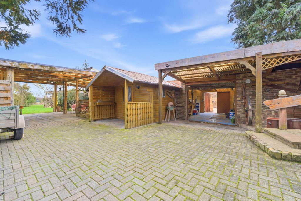 Gütelhöfer Immobilien - Immobilienangebot - Swisttal / Odendorf - Alle - Gebäudeensemble mit 3 Wohneinheiten und vielen Möglichkeiten auf 2.383 m² Grund in Odendorf