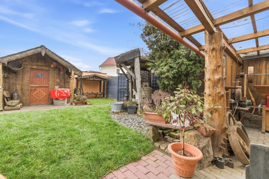Gütelhöfer Immobilien - Immobilienangebot - Swisttal / Odendorf - Alle - Gebäudeensemble mit 3 Wohneinheiten und vielen Möglichkeiten auf 2.383 m² Grund in Odendorf