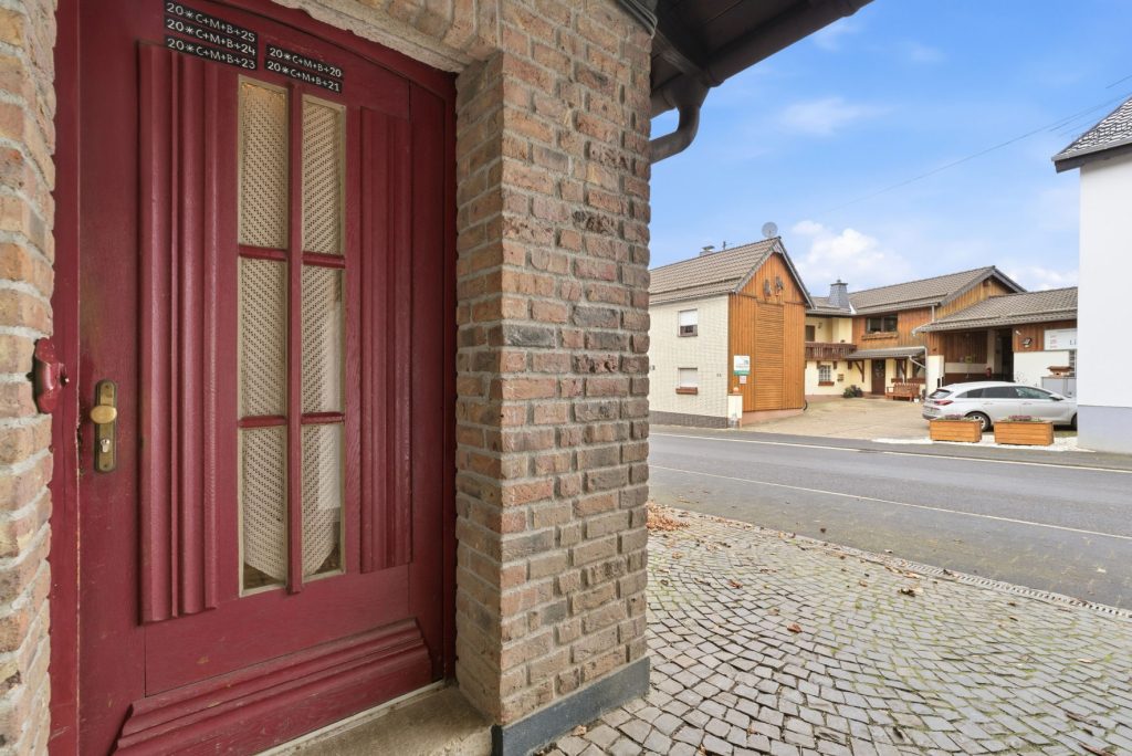 Gütelhöfer Immobilien - Immobilienangebot - Bad Münstereifel / Mahlberg - Alle - NEUER PREIS! Bezugsfreies Einfamilienhaus mit Wärmepumpe, PV-Anlage, Kachelofen und Terrasse