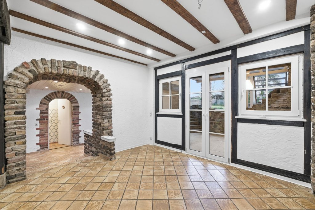 Gütelhöfer Immobilien - Immobilienangebot - Bad Münstereifel / Mahlberg - Alle - NEUER PREIS! Bezugsfreies Einfamilienhaus mit Wärmepumpe, PV-Anlage, Kachelofen und Terrasse