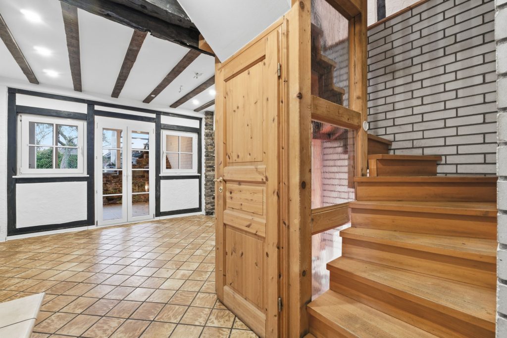 Gütelhöfer Immobilien - Immobilienangebot - Bad Münstereifel / Mahlberg - Alle - NEUER PREIS! Bezugsfreies Einfamilienhaus mit Wärmepumpe, PV-Anlage, Kachelofen und Terrasse
