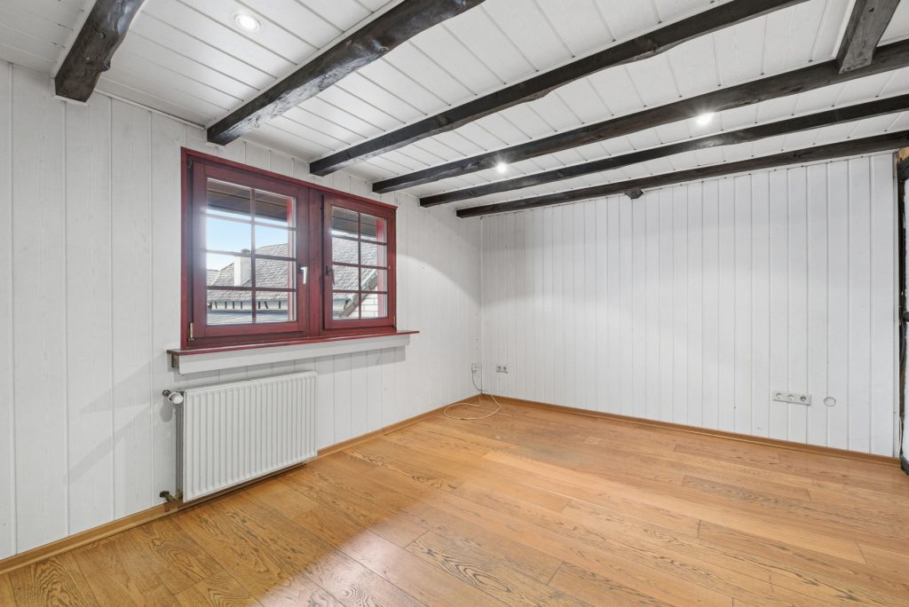 Gütelhöfer Immobilien - Immobilienangebot - Bad Münstereifel / Mahlberg - Alle - NEUER PREIS! Bezugsfreies Einfamilienhaus mit Wärmepumpe, PV-Anlage, Kachelofen und Terrasse