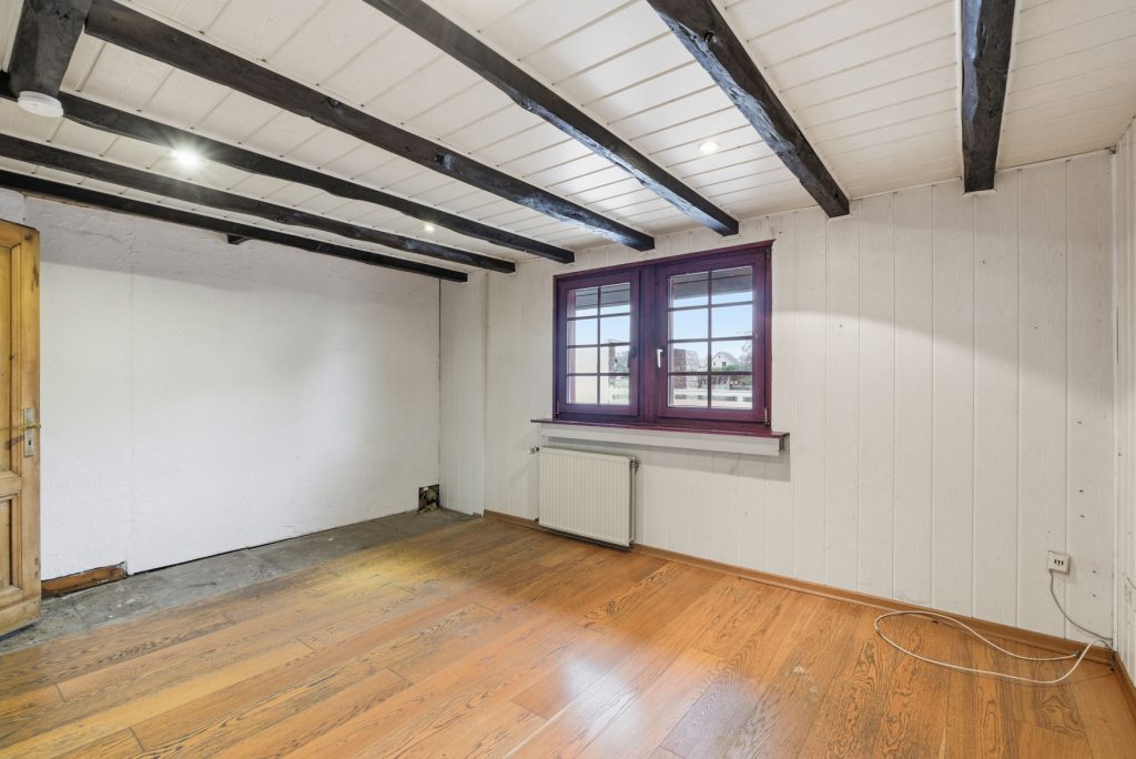 Gütelhöfer Immobilien - Immobilienangebot - Bad Münstereifel / Mahlberg - Alle - NEUER PREIS! Bezugsfreies Einfamilienhaus mit Wärmepumpe, PV-Anlage, Kachelofen und Terrasse